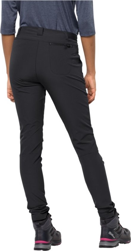 Dames, zwarte outdoorbroek, achterkant, met roze accenten op laarzen.