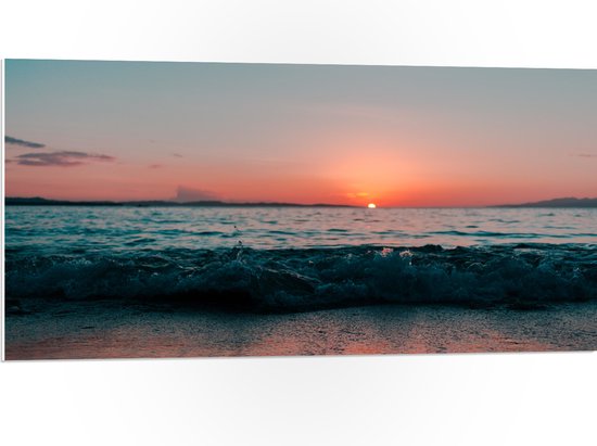 WallClassics - PVC Schuimplaat- Rustieg Golf op Strand bij Zonsondergang - 100x50 cm Foto op PVC Schuimplaat