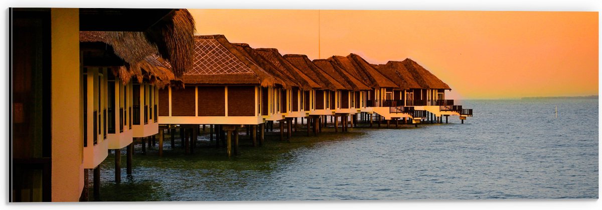 Dibond - Huisjes op Palen in de Zee - 60x20 cm Foto op Aluminium (Wanddecoratie van metaal