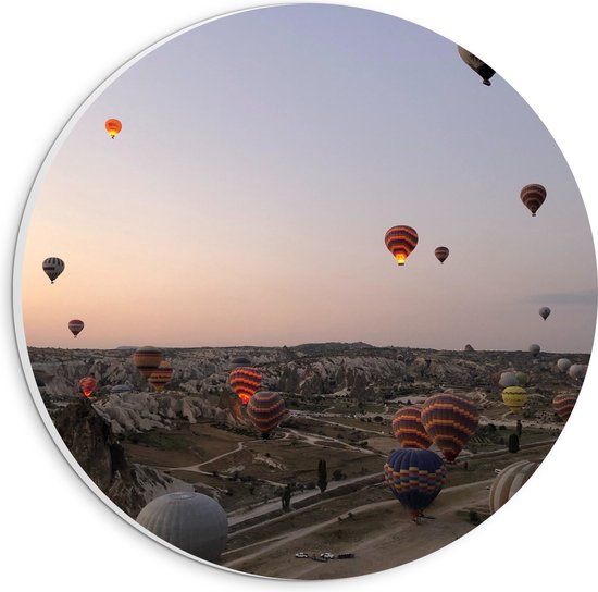 WallClassics - PVC Schuimplaat Muurcirkel - Luchtballonnen boven Bergachtig Landschap - 20x20 cm Foto op Muurcirkel (met ophangsysteem)