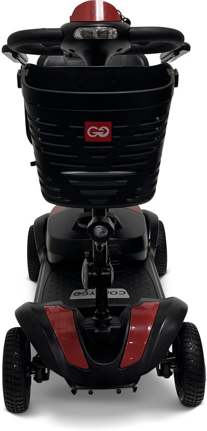 Zwarte scootmobiel met rode accenten en een mandje, van voren gezien.
