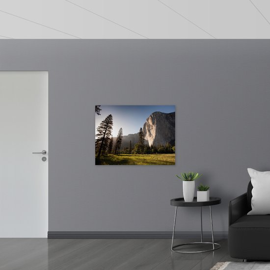 WallClassics - Panneau en mousse PVC - Champ ouvert et forêt le long d'une très haute Berg - Photo 100x75 cm sur panneau en mousse PVC