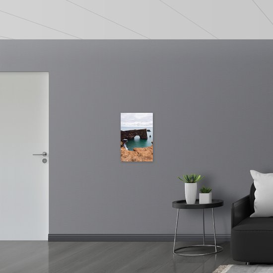 WallClassics - Dibond - Rocher avec ouverture dans la mer par temps nuageux - Photo sur aluminium 40x60 cm (Décoration murale en métal)