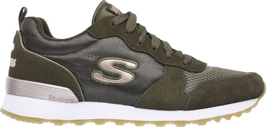 Olijfgroene Skechers sneaker met suède en mesh panelen, witte zool en goudkleurige details.