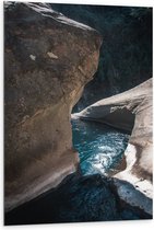 WallClassics - Dibond - Helder Stromend Blauw Water - 80x120 cm Foto op Aluminium (Met Ophangsysteem)