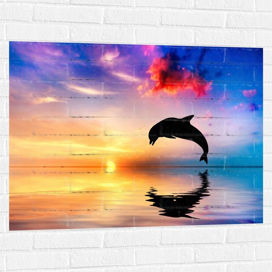 WallClassics - Muursticker - Silhouet van Dolfijn bij Ondergaande Zon in het Water - 100x75 cm Foto op Muursticker