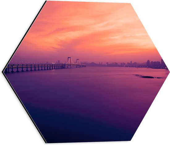 WallClassics - Dibond Hexagon - Hele Lange Brug over het Water naar de Stad - 40x34.8 cm Foto op Hexagon (Met Ophangsysteem)