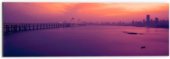 WallClassics - Dibond - Hele Lange Brug over het Water naar de Stad - 60x20 cm Foto op Aluminium (Met Ophangsysteem)