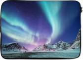 Laptophoes 14 inch - Noorderlicht - Sneeuw - Berg - Noorwegen - Laptop sleeve - Binnenmaat 34x23,5 cm - Zwarte achterkant