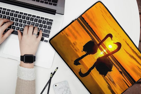 Laptophoes 15.6 inch - Zwanen - Zonsondergang - vogel - Oranje - Water - Laptop sleeve - Binnenmaat 37x26 cm - Zwarte achterkant