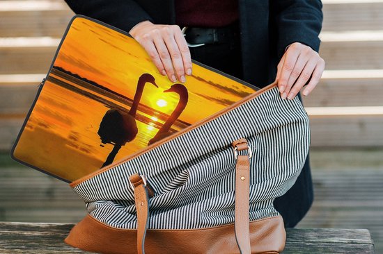 Laptophoes 15.6 inch - Zwanen - Zonsondergang - vogel - Oranje - Water - Laptop sleeve - Binnenmaat 37x26 cm - Zwarte achterkant