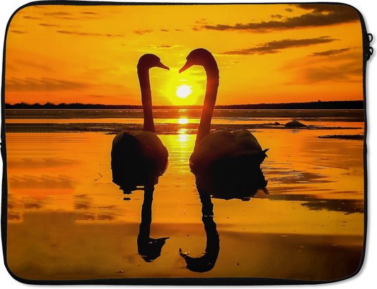 Laptophoes 15.6 inch - Zwanen - Zonsondergang - vogel - Oranje - Water - Laptop sleeve - Binnenmaat 39,5x29,5 cm - Zwarte achterkant