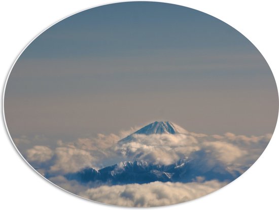 WallClassics - PVC Schuimplaat Ovaal - Bergtop boven de Wolken - 68x51 cm Foto op Ovaal  (Met Ophangsysteem)