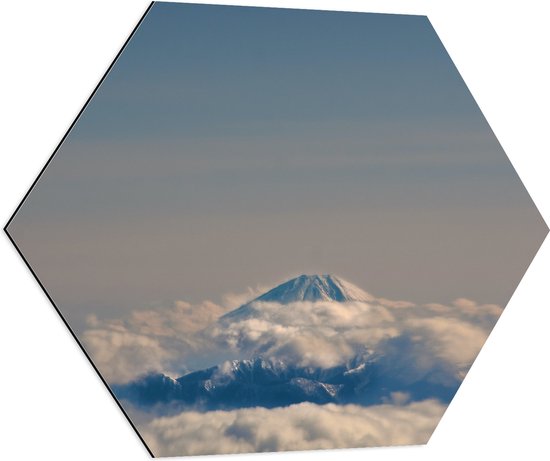 WallClassics - Dibond Hexagon - Bergtop boven de Wolken - 80x69.6 cm Foto op Hexagon (Met Ophangsysteem)
