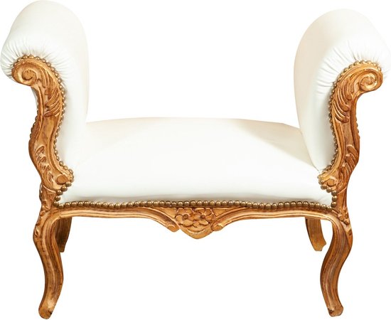 Een gesculpteerde houten Louis XV stoel met armleuning en gestoffeerde zitting. – N.V
