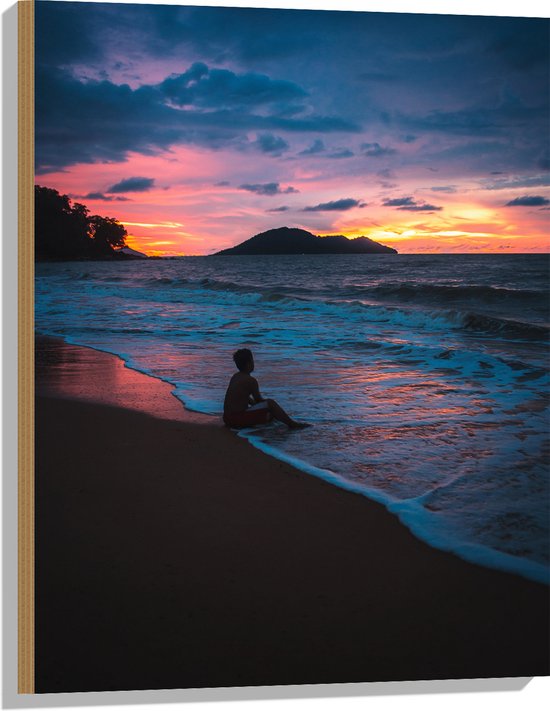 WallClassics - Hout - Persoon zittend op Strand met Zonsondergang - 60x80 cm - 12 mm dik - Foto op Hout (Met Ophangsysteem)