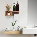 Houten toiletrolhouder met plank, met plant en flesjes, naast een handdoek.