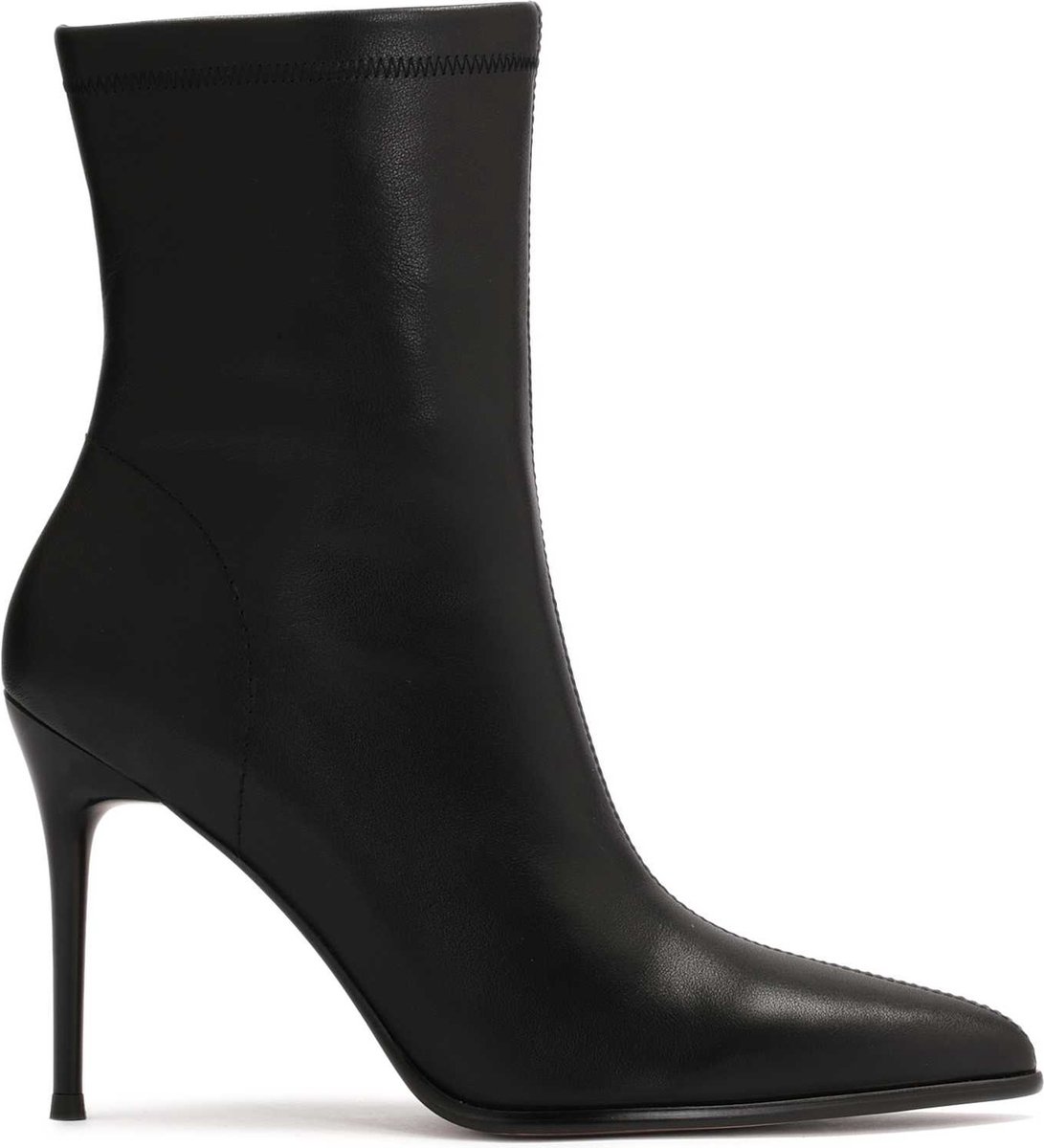 Zwarte laarsjes op een stiletto met een puntige teen | bol.com