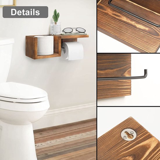 Details van een houten toiletrolhouder met plank, met een rol toiletpapier, extra rol, bril en parfumfles.
