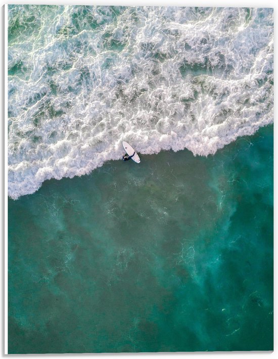 WallClassics - PVC Schuimplaat - Bovenaanzicht van Surfer bij Schuimgolf - 30x40 cm Foto op PVC Schuimplaat (Met Ophangsysteem)