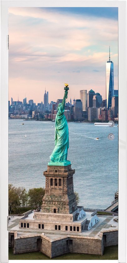 Deursticker Vrijheidsbeeld met de skyline van New York - 90x205 cm - Deurposter