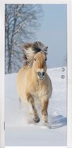 Deursticker Rennend fjord paard in de sneeuw - 75x205 cm - Deurposter