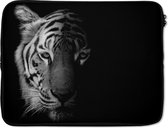 Laptophoes 17 inch - Tijger - Dieren - Wild - Zwart - Wit - Laptop sleeve - Binnenmaat 42,5x30 cm - Zwarte achterkant