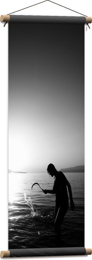 WallClassics - Textielposter - Vrouw met Bijl in Water (zwart/wit) - 30x90 cm Foto op Textiel