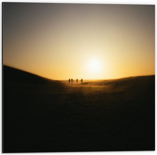 WallClassics - Dibond - Personen Voetballend in Woestijn met Zonsondergang - 50x50 cm Foto op Aluminium (Wanddecoratie van metaal)