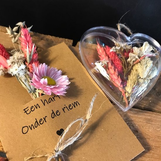 Droogbloemenkaart "hart onder de riem" en hart met roze droogbloemen | liefde | kaart | wDroogbloemen Wenskaart met Hart – “Hart onder de Riem” – Cadeaukaart Sterkte & Liefde – Decoratie Droogbloemen – Beterschap & Support