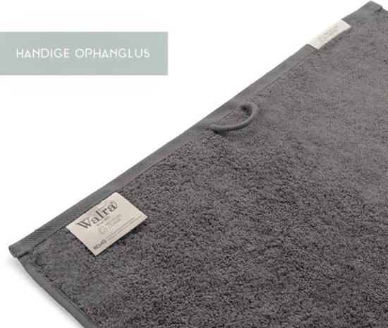 Serviette grise avec une boucle pour l'accrocher. Texte : 'Boucle pratique'.