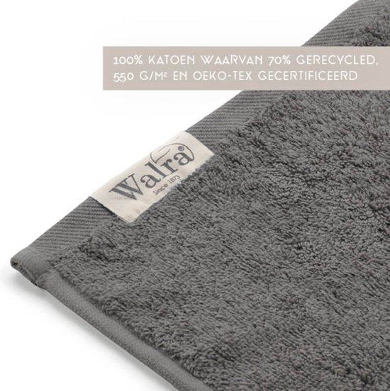 Une serviette grise avec une étiquette indiquant 'Walra Since 1873 100% Cotton 70% Recycled 550 G/M2 OEKO-TEX CERTIFIED'.