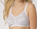 Witte beha met kanten cups en verstelbare bandjes, gedragen door een model.