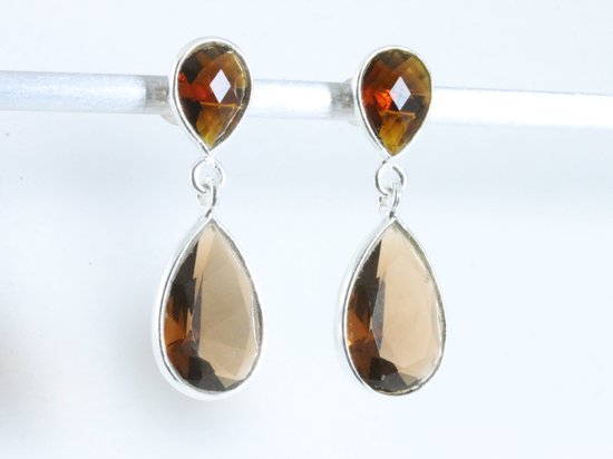 Boucles d'oreilles argentées avec deux améthystes fumées en forme de goutte, ornées d'une petite pierre ambrée en haut.