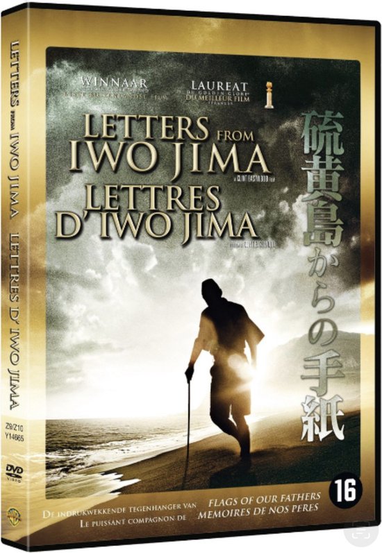 DVD-hoes met de titel 'Letters from Iwo Jima' in het Engels en Frans. Een figuur met een stok loopt op een strand bij zonsondergang.
