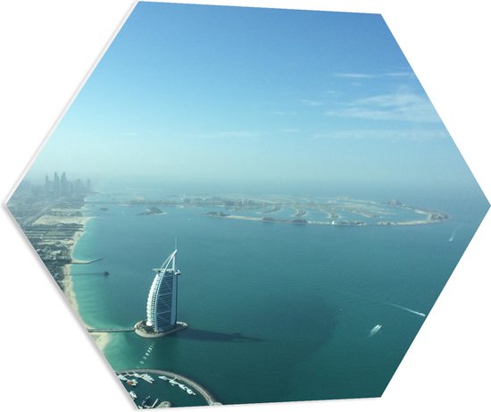 WallClassics - PVC Schuimplaat Hexagon  - Luchtfoto van de Kustlijn van Dubai - 70x60.9 cm Foto op Hexagon (Met Ophangsysteem)