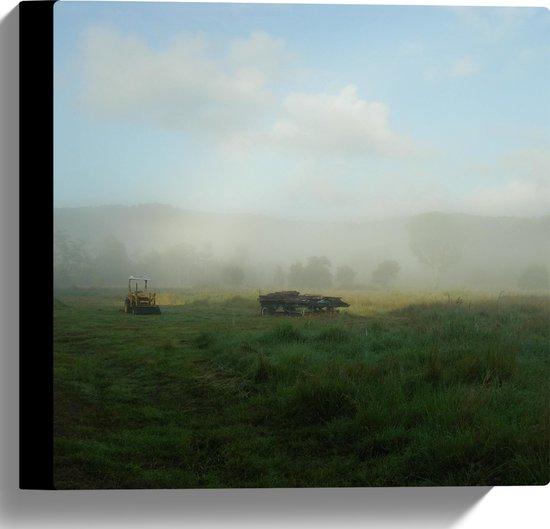 WallClassics - Canvas  - Boeren Trekker en Kar op Mistig Weiland - 30x30 cm Foto op Canvas Schilderij (Wanddecoratie op Canvas)