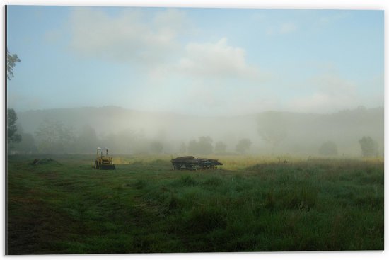 WallClassics - Dibond - Tracteur agricole et charrette sur prairie brumeuse - Photo 60x40 cm sur aluminium (avec système de suspension)