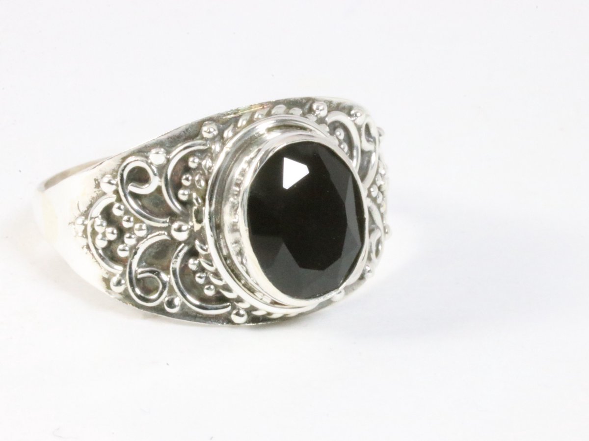 Bewerkte zilveren ring met onyx - maat 16