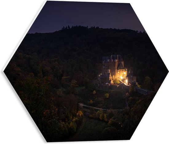 WallClassics - Plaque de Mousse PVC Hexagone - Kasteel Entouré de Montagnes - 40x34,8 cm Photo sur Hexagone (Avec Système d'accrochage)