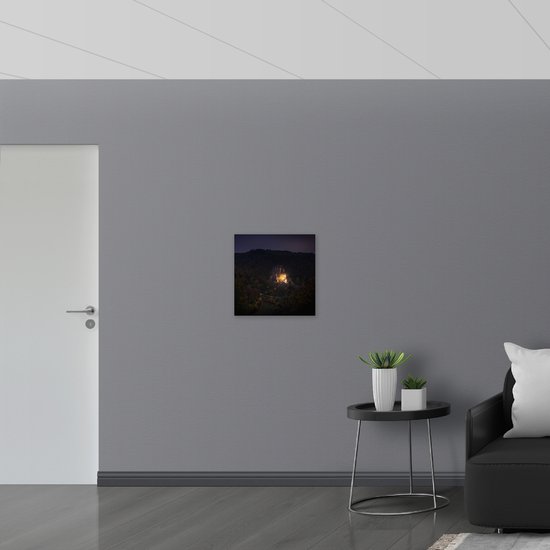 WallClassics - Poster brillant – Kasteel entouré de Montagnes - Photo 50x50 cm sur papier poster brillant