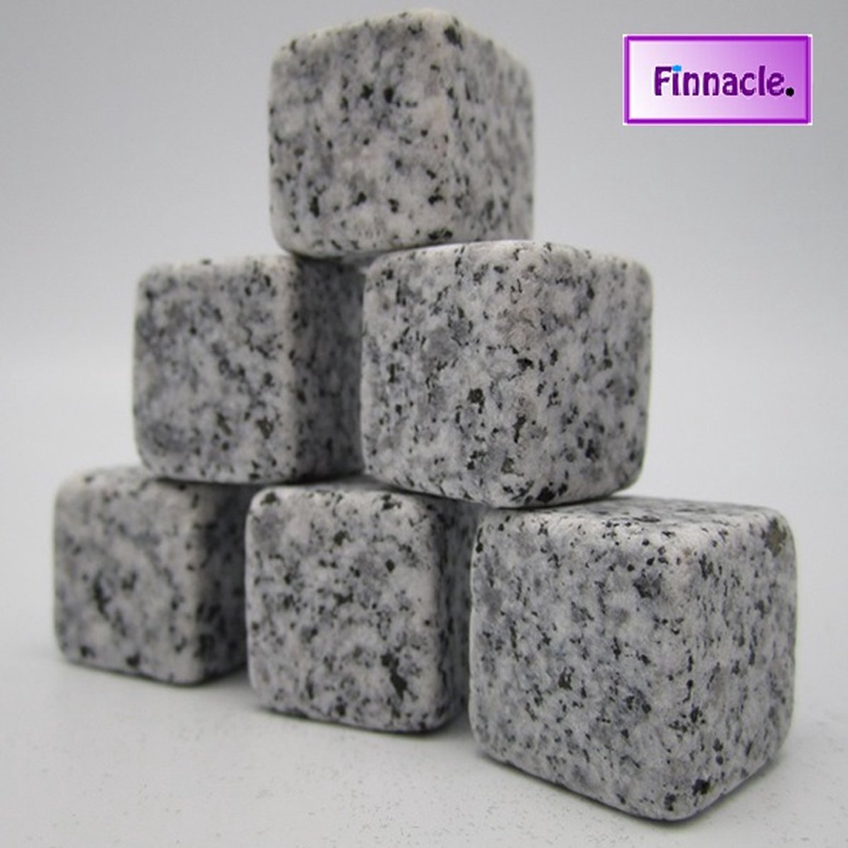 Finnacle - Whiskey Stones - Licht Grijs - Natuursteen Whiskey Stenen - IJsblokjes - Fluwelen Opbergzak (set van 6)
