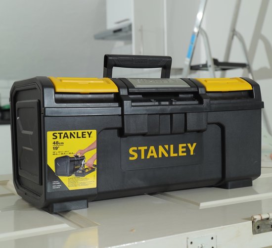 Zwarte Stanley gereedschapskoffer van 48 cm met gele accenten en draaggreep.