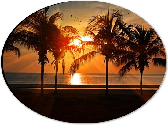 WallClassics - Dibond Ovaal - Palmbomen op het Strand bij Zonsondergang - 28x21 cm Foto op Ovaal (Met Ophangsysteem)