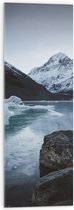 WallClassics - Acrylglas - Bevroren Rivier in de Bergen - 30x90 cm Foto op Acrylglas (Wanddecoratie op Acrylaat)