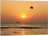 WallClassics - Vlag - Parasailen bij Zonsondergang Boven de Zee - 80x60 cm Foto op Polyester Vlag