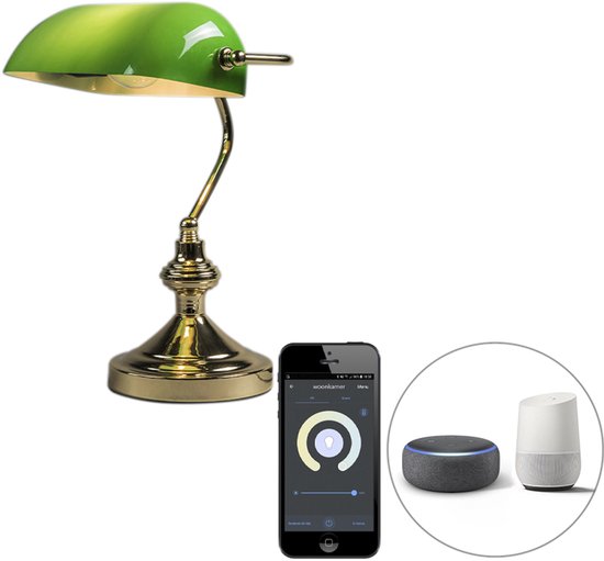 Lampe de banquier verte avec base dorée, à côté d'une application smartphone et d'appareils domestiques intelligents.