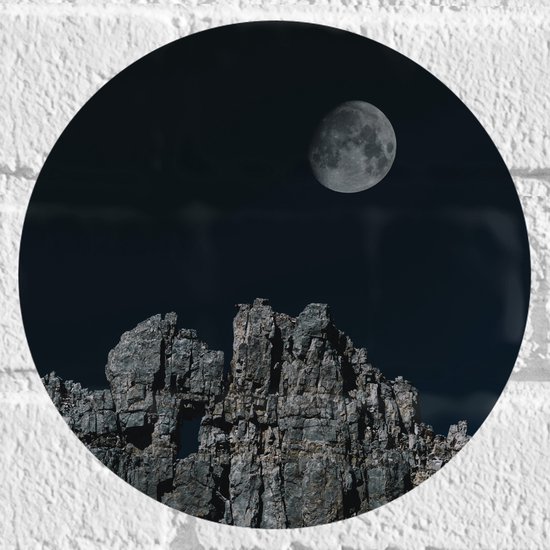 WallClassics - Muursticker Cirkel - Bijna Volle Maan boven Grijze Rotsen - 20x20 cm Foto op Muursticker