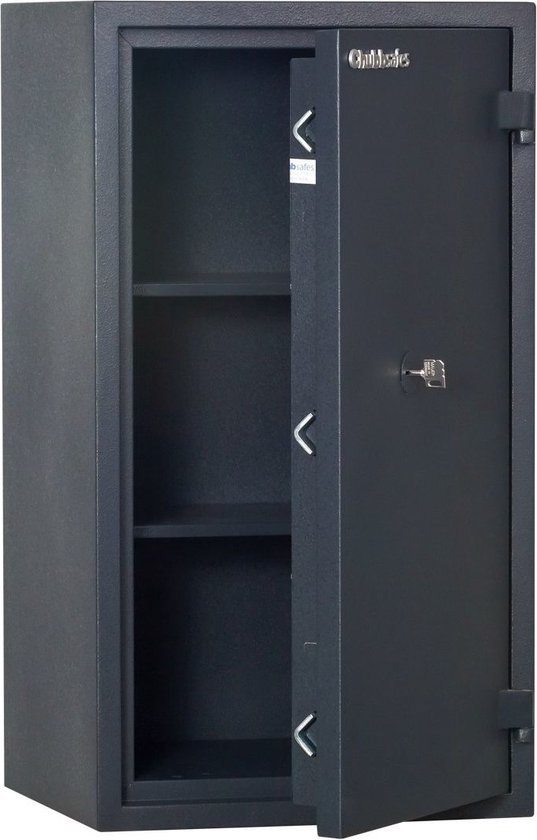 Donkere, open kluis met twee legplanken. De deur is naar de kijker toe geopend.