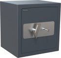 Grijze kluis met gesloten deur, metalen plaat met zilverkleurig 'V'-logo en sleutel.